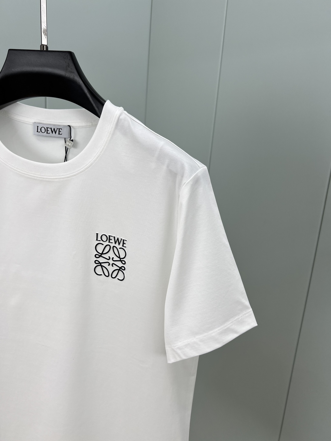 
Loewe.罗意威 春夏正面饰有撞色品牌经典元素Anagram logo花字立体硅胶短袖T恤，长青款式