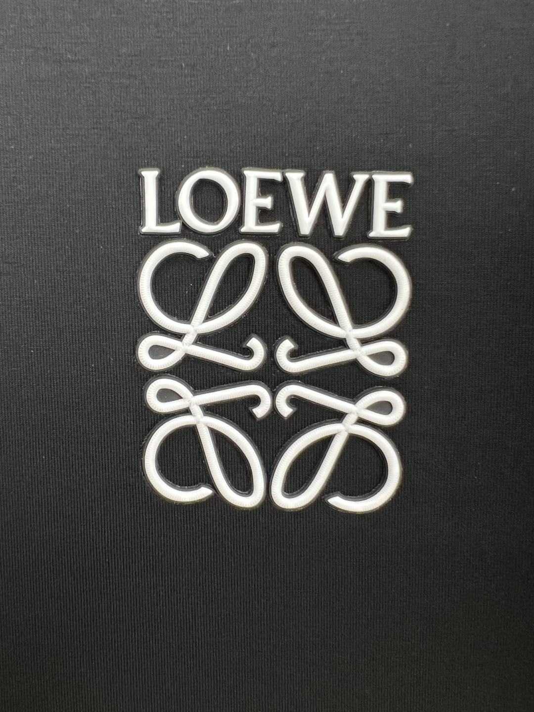 
Loewe.罗意威 春夏正面饰有撞色品牌经典元素Anagram logo花字立体硅胶短袖T恤，长青款式