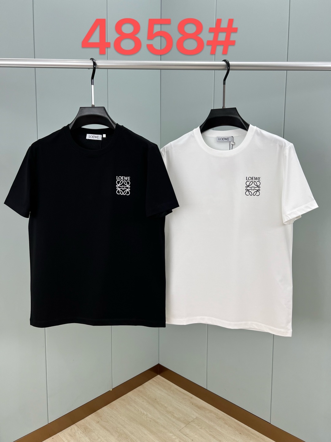 
Loewe.罗意威 春夏正面饰有撞色品牌经典元素Anagram logo花字立体硅胶短袖T恤，长青款式