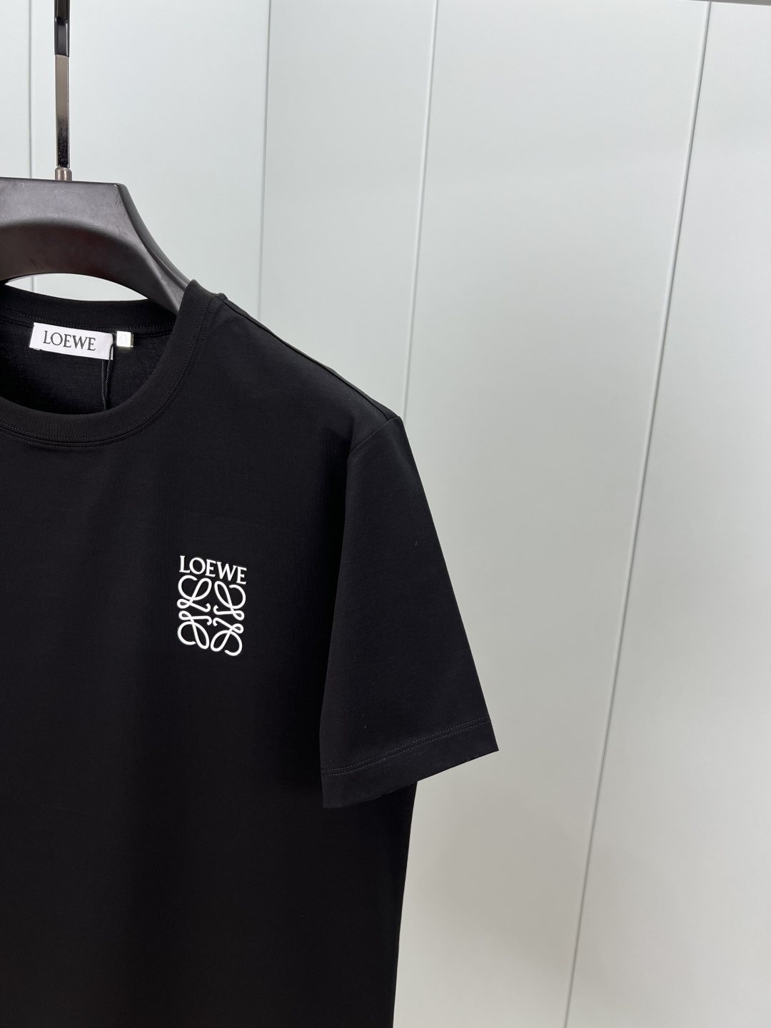 
Loewe.罗意威 春夏正面饰有撞色品牌经典元素Anagram logo花字立体硅胶短袖T恤，长青款式