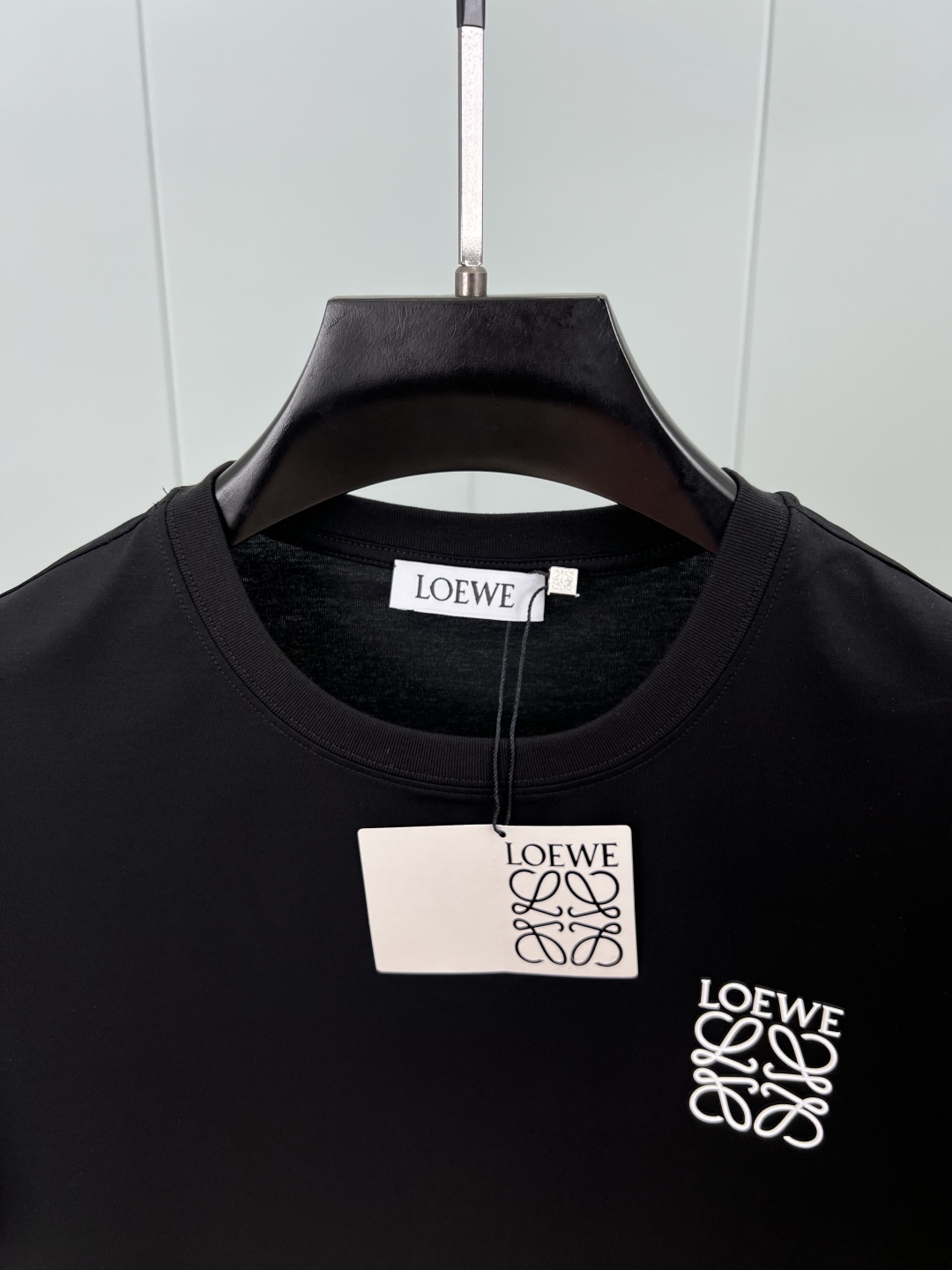 
Loewe.罗意威 春夏正面饰有撞色品牌经典元素Anagram logo花字立体硅胶短袖T恤，长青款式