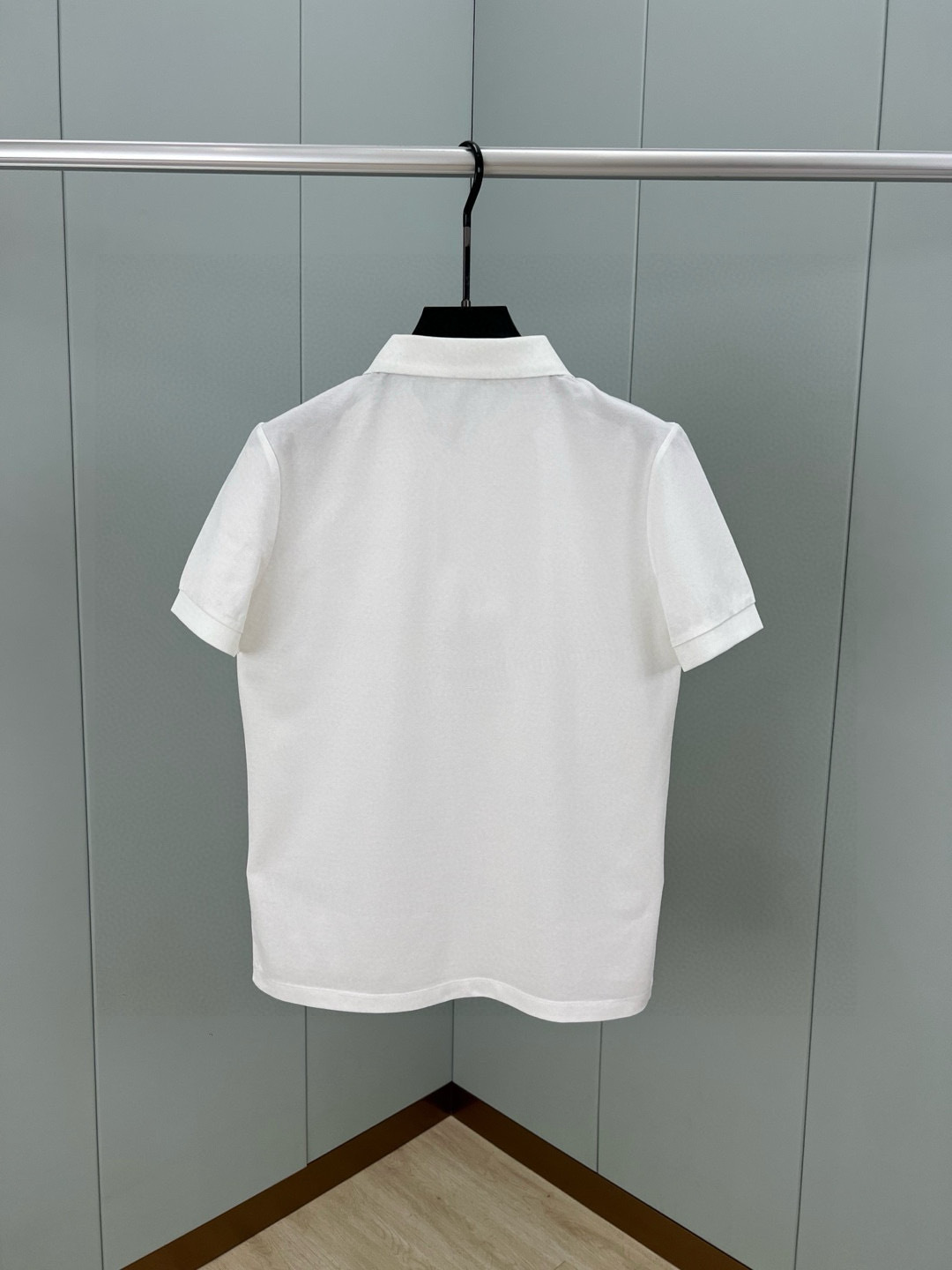 
Moncler 25春夏新品鲨鱼刺绣标识Polo衫，这款Polo设计灵感来源于海洋，点缀鲨鱼造型刺绣标