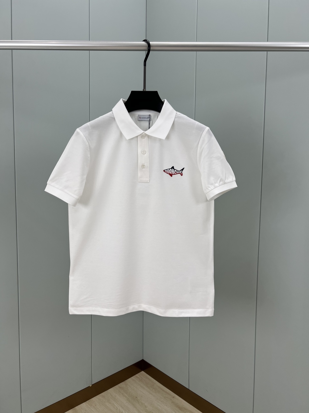 
Moncler 25春夏新品鲨鱼刺绣标识Polo衫，这款Polo设计灵感来源于海洋，点缀鲨鱼造型刺绣标