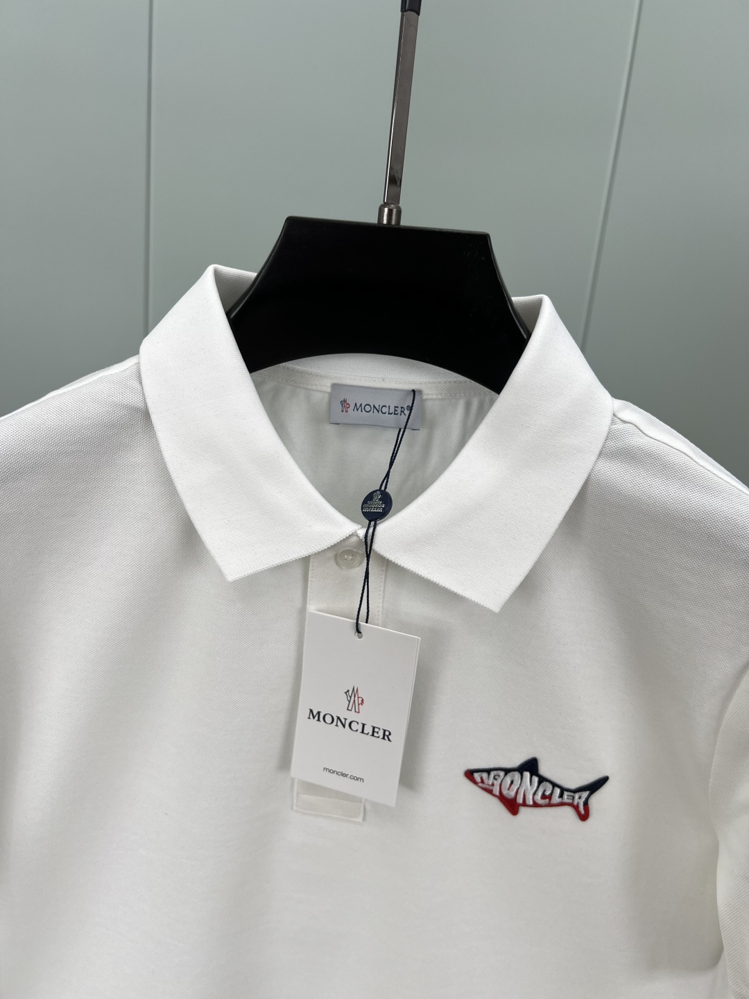 
Moncler 25春夏新品鲨鱼刺绣标识Polo衫，这款Polo设计灵感来源于海洋，点缀鲨鱼造型刺绣标