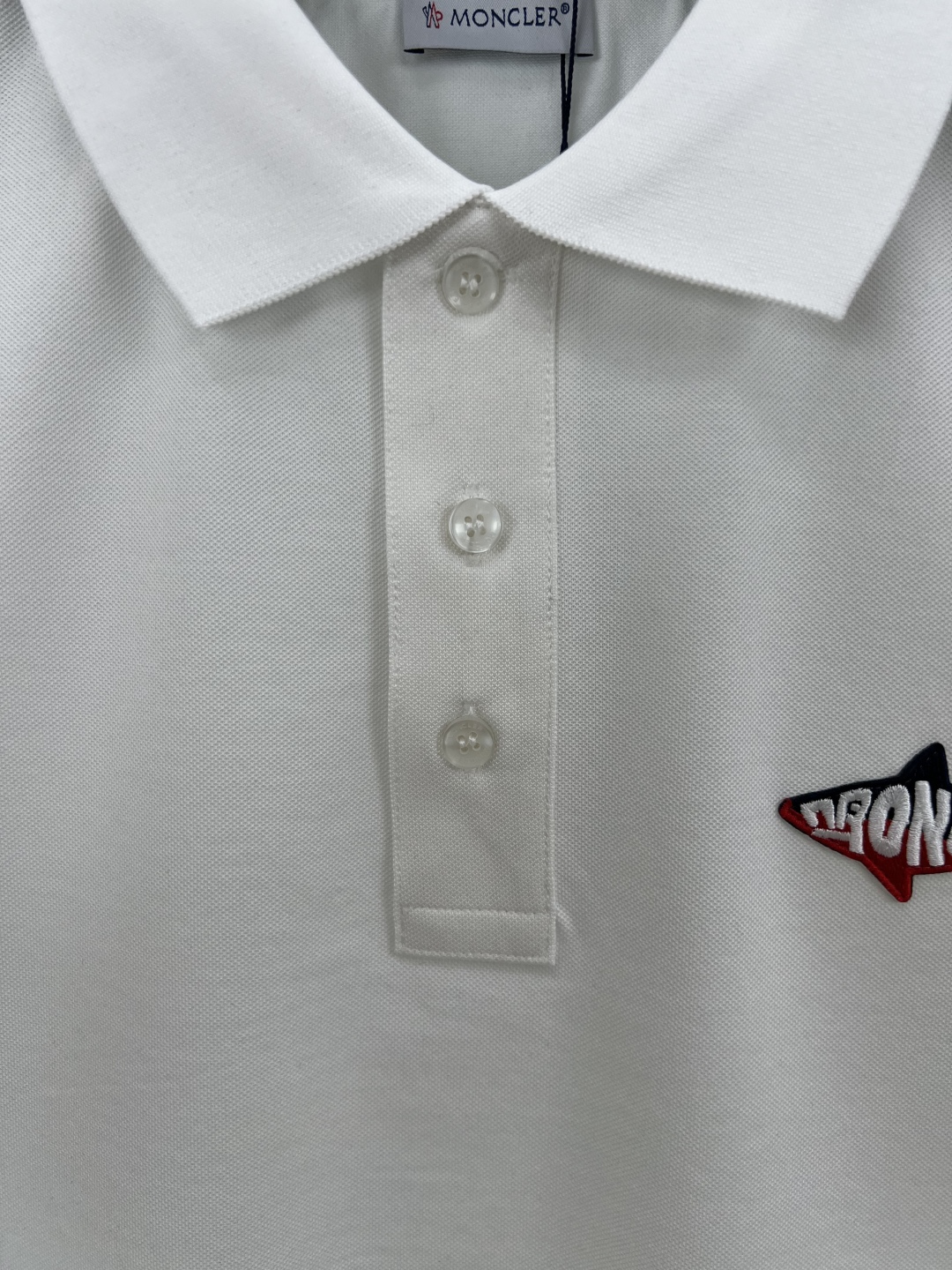 
Moncler 25春夏新品鲨鱼刺绣标识Polo衫，这款Polo设计灵感来源于海洋，点缀鲨鱼造型刺绣标