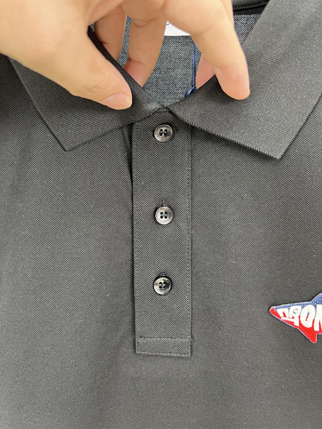
Moncler 25春夏新品鲨鱼刺绣标识Polo衫，这款Polo设计灵感来源于海洋，点缀鲨鱼造型刺绣标