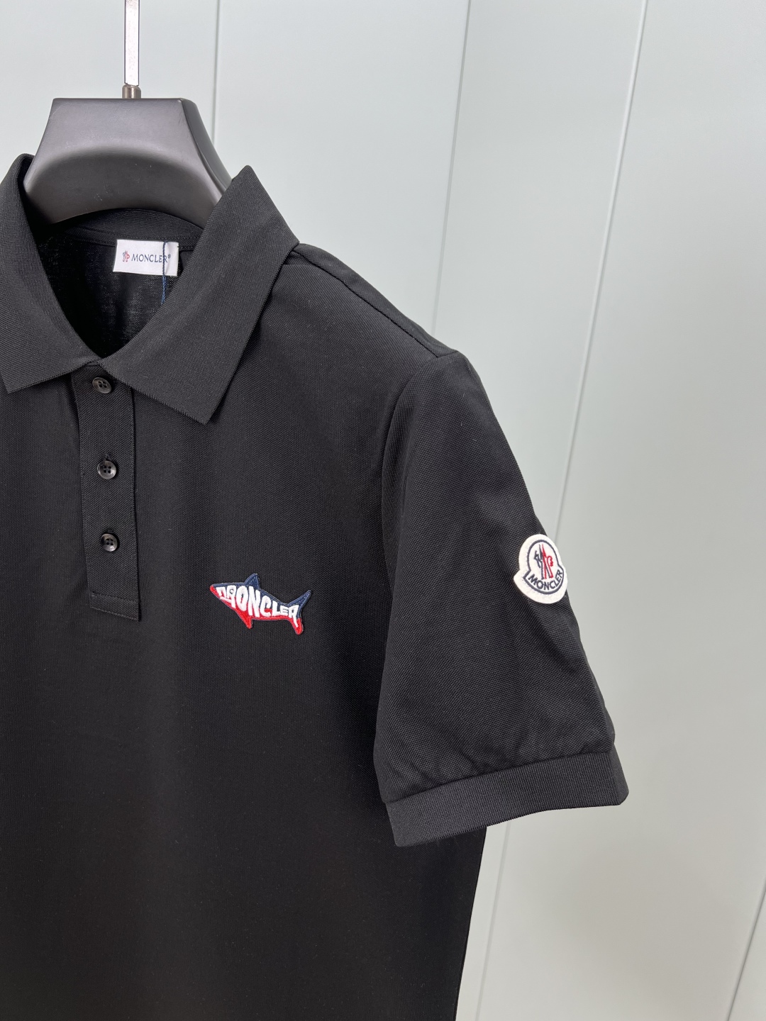 
Moncler 25春夏新品鲨鱼刺绣标识Polo衫，这款Polo设计灵感来源于海洋，点缀鲨鱼造型刺绣标