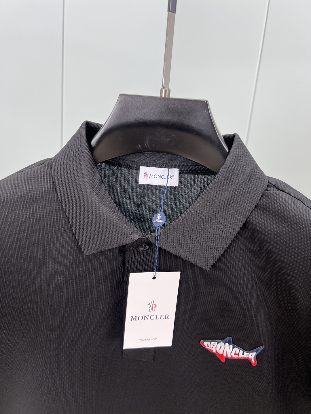
Moncler 25春夏新品鲨鱼刺绣标识Polo衫，这款Polo设计灵感来源于海洋，点缀鲨鱼造型刺绣标