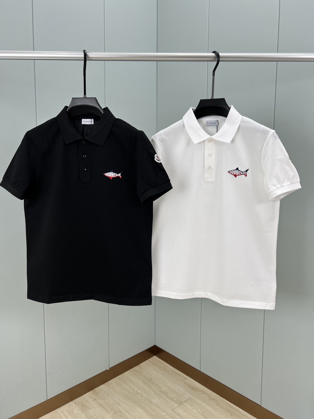 
Moncler 25春夏新品鲨鱼刺绣标识Polo衫，这款Polo设计灵感来源于海洋，点缀鲨鱼造型刺绣标