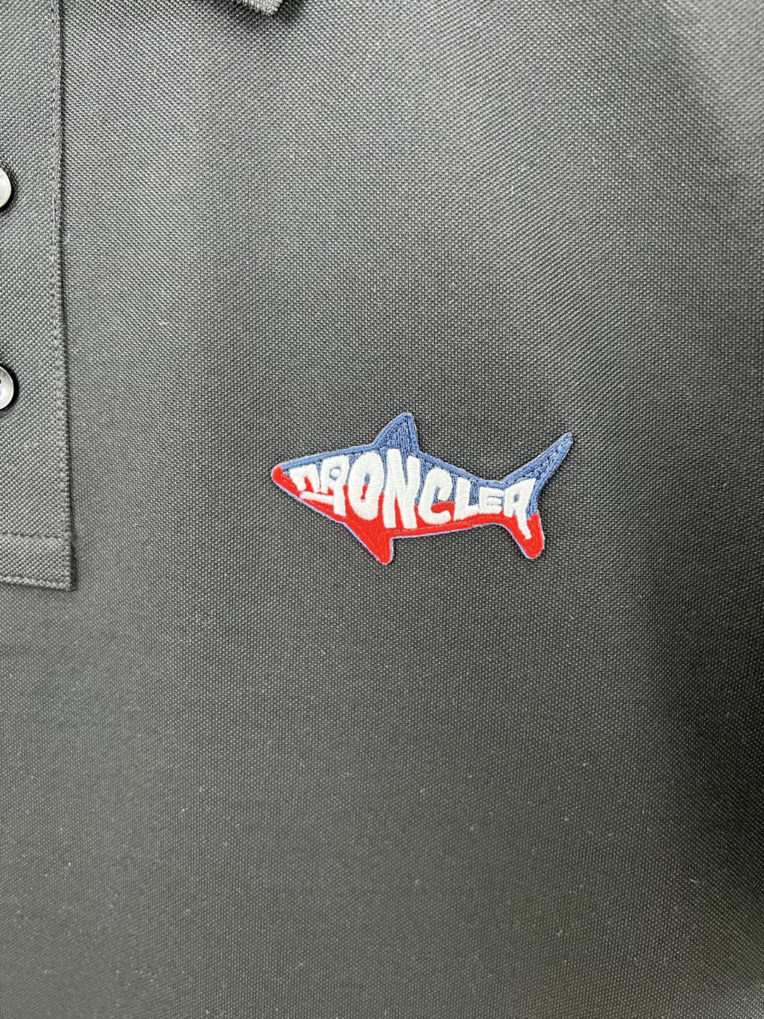 
Moncler 25春夏新品鲨鱼刺绣标识Polo衫，这款Polo设计灵感来源于海洋，点缀鲨鱼造型刺绣标