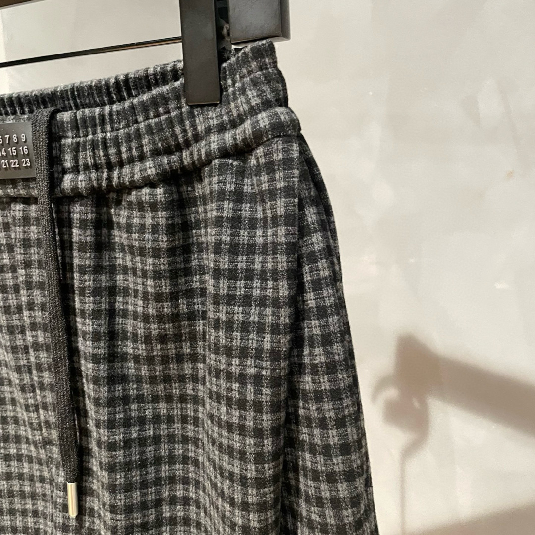  
MM6🌟早秋新款休闲裤🆕采用优质面料，具有质感，松紧腰带设计，超级时尚洋气！码数：M-2XL男女同款