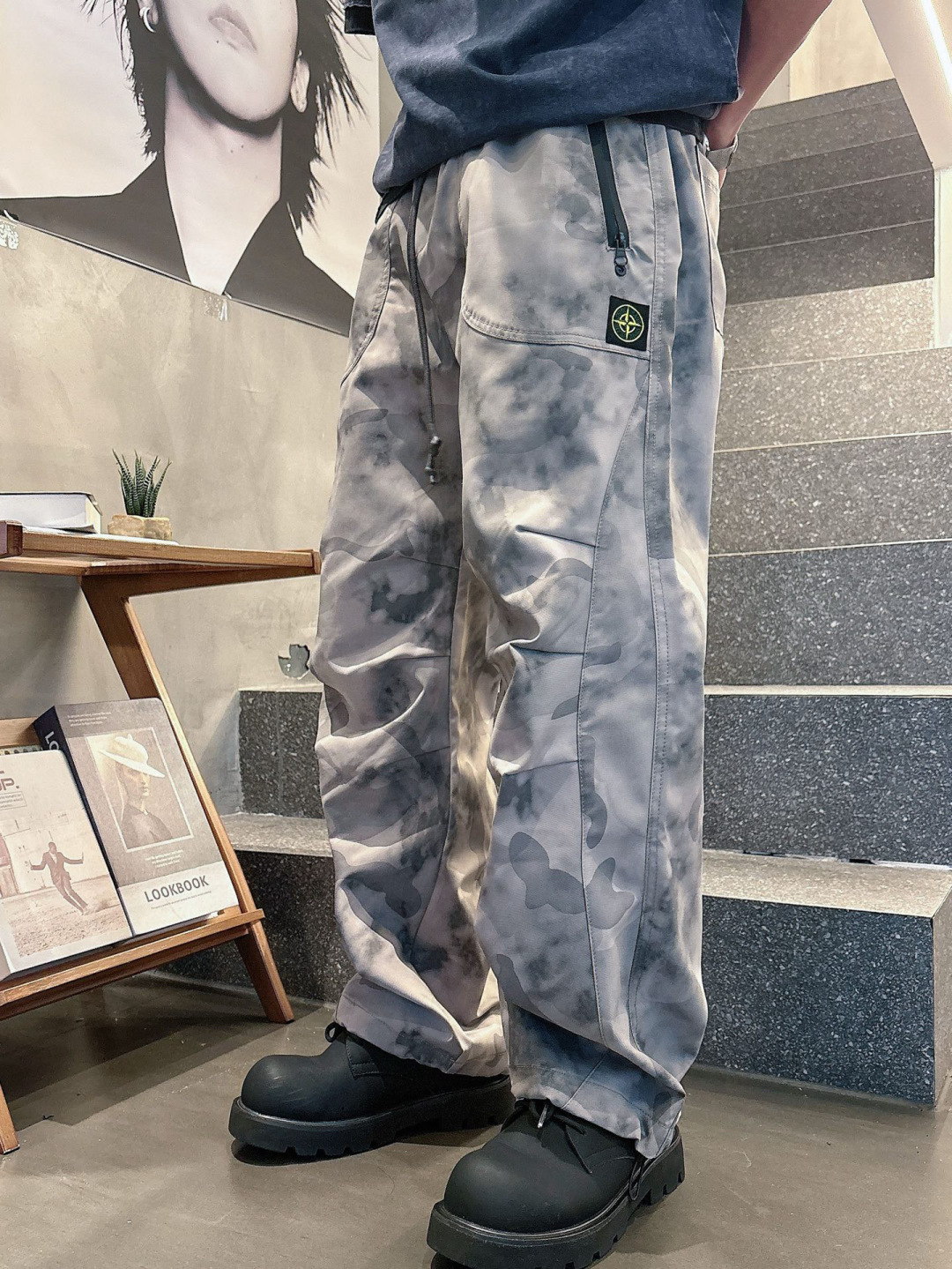  
石头岛🔥秋款休闲直筒工装长裤，采用聚酯纤维面料耐磨、抗皱、快干，迷彩裤弹性腰围、徒步、露营、工装风、