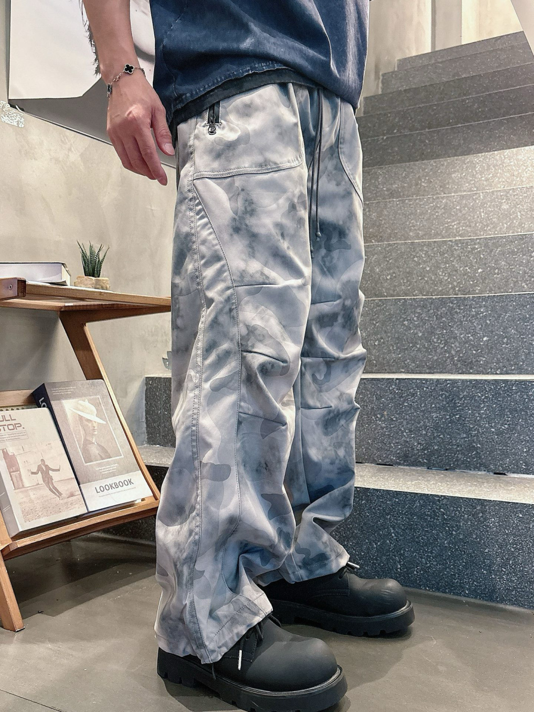  
石头岛🔥秋款休闲直筒工装长裤，采用聚酯纤维面料耐磨、抗皱、快干，迷彩裤弹性腰围、徒步、露营、工装风、