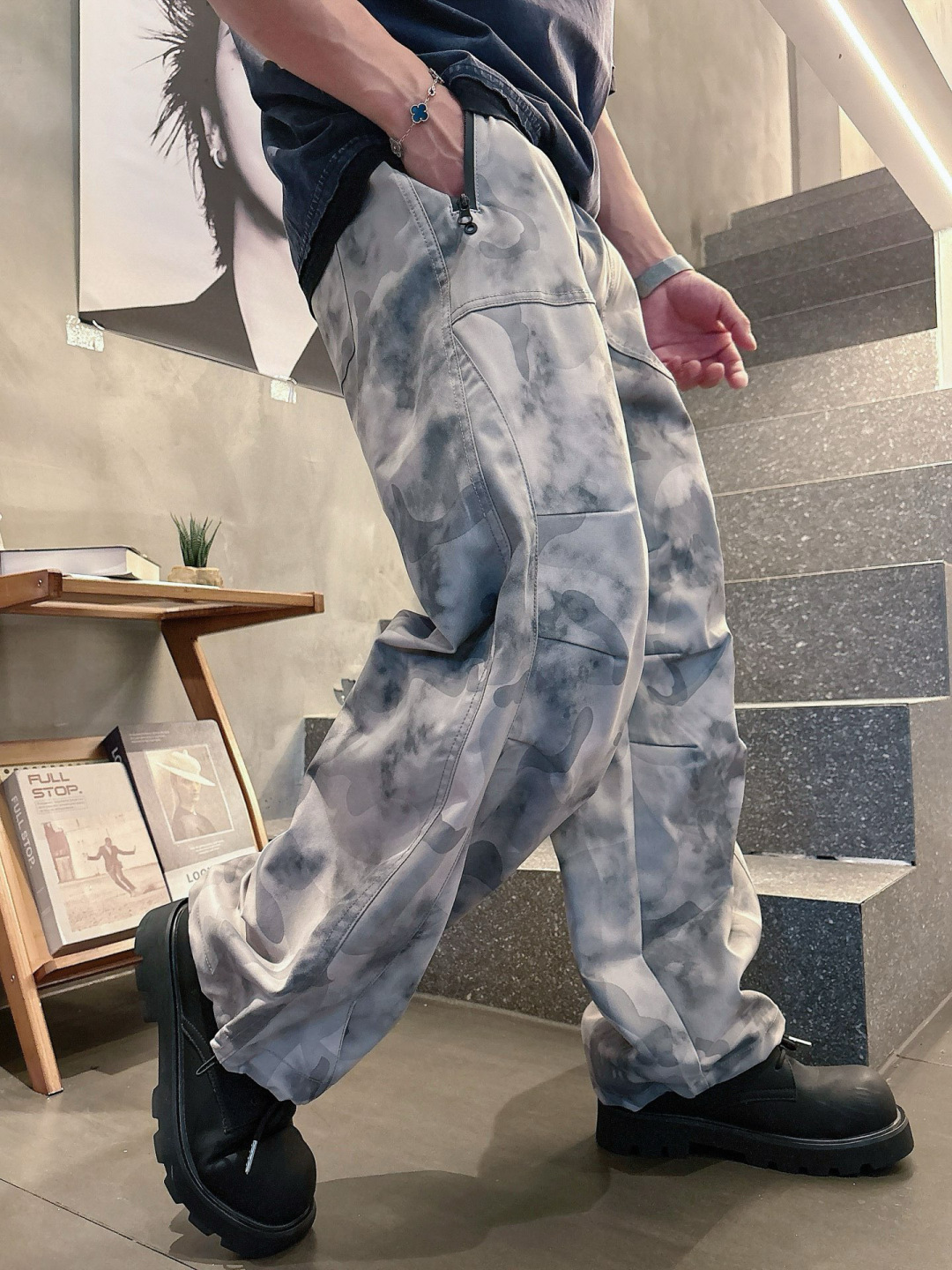  
石头岛🔥秋款休闲直筒工装长裤，采用聚酯纤维面料耐磨、抗皱、快干，迷彩裤弹性腰围、徒步、露营、工装风、