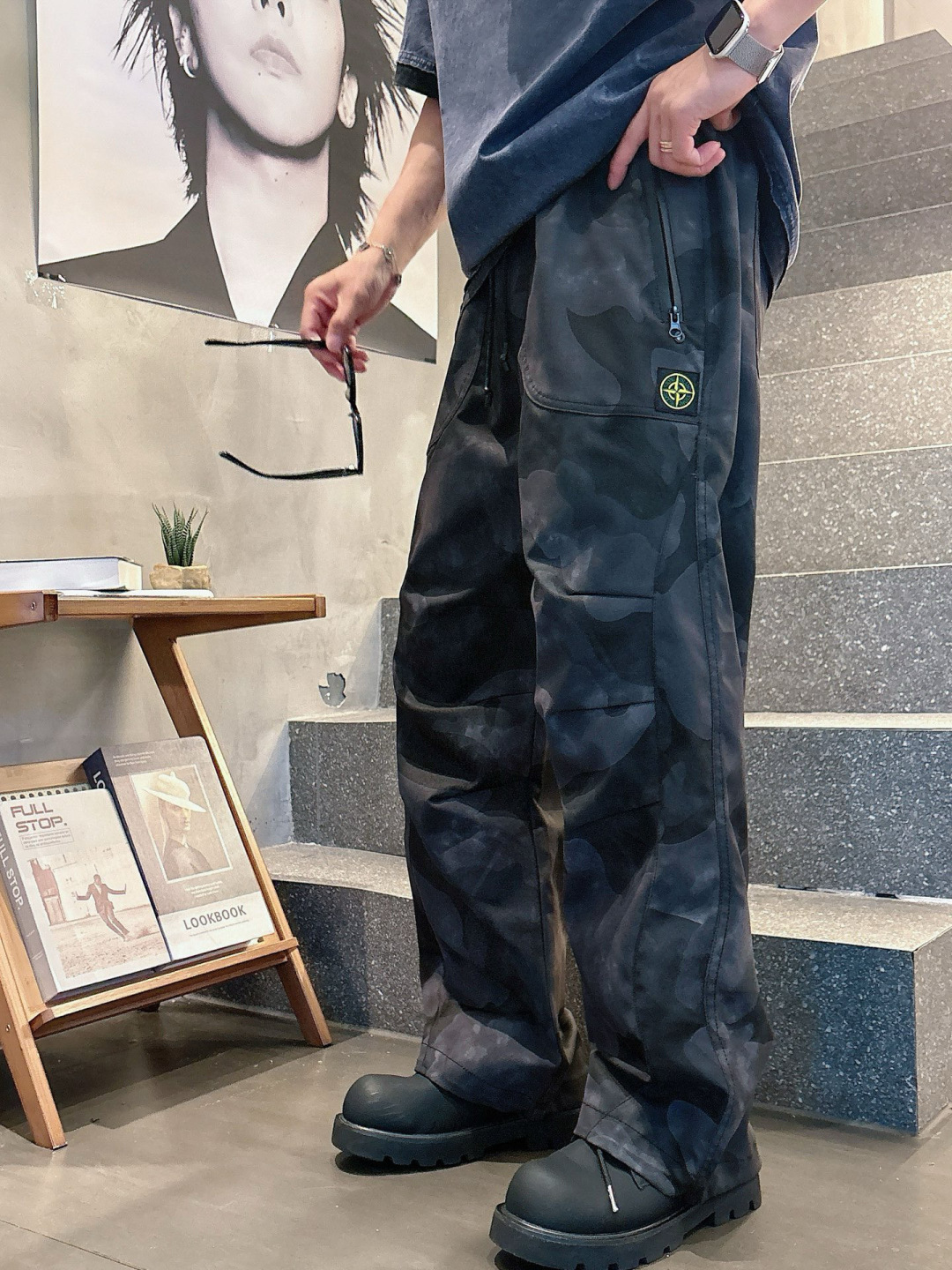  
石头岛🔥秋款休闲直筒工装长裤，采用聚酯纤维面料耐磨、抗皱、快干，迷彩裤弹性腰围、徒步、露营、工装风、