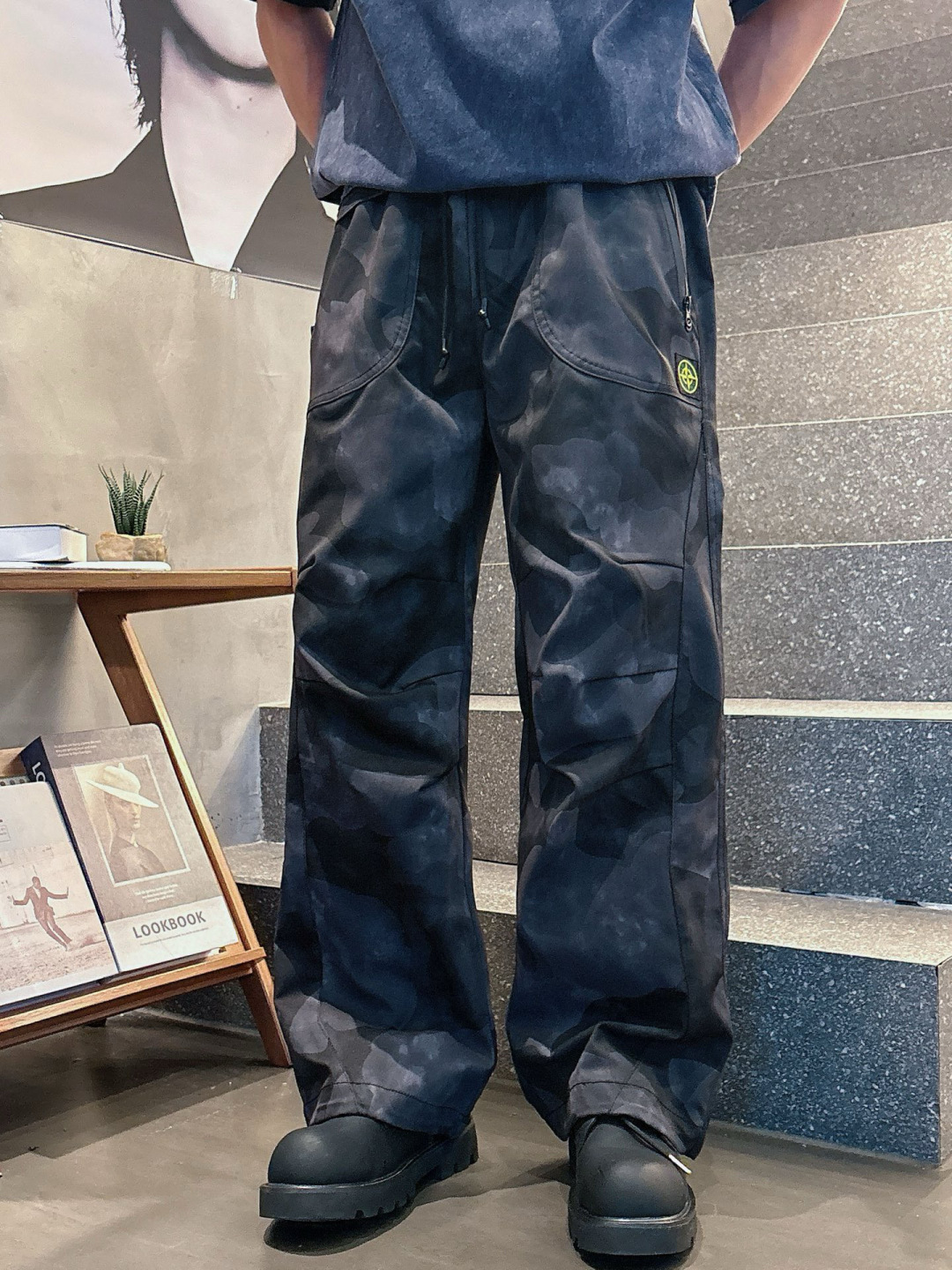  
石头岛🔥秋款休闲直筒工装长裤，采用聚酯纤维面料耐磨、抗皱、快干，迷彩裤弹性腰围、徒步、露营、工装风、