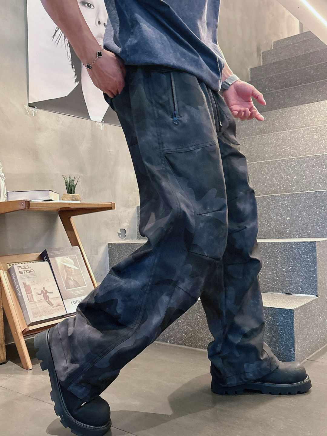  
石头岛🔥秋款休闲直筒工装长裤，采用聚酯纤维面料耐磨、抗皱、快干，迷彩裤弹性腰围、徒步、露营、工装风、