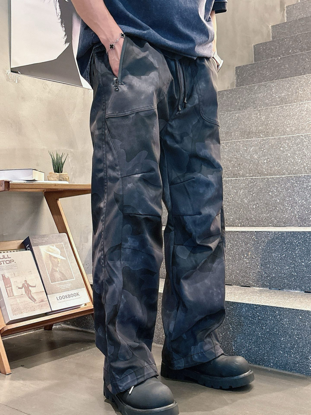  
石头岛🔥秋款休闲直筒工装长裤，采用聚酯纤维面料耐磨、抗皱、快干，迷彩裤弹性腰围、徒步、露营、工装风、