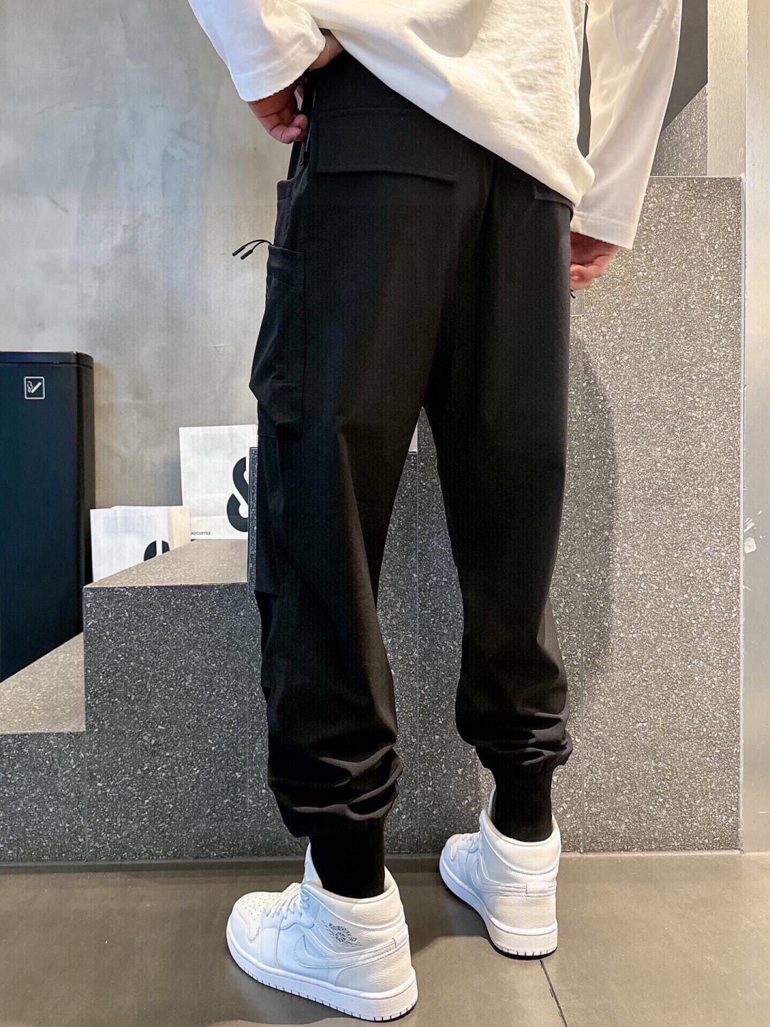 
春夏新款🌟 山本耀司Y-3机能多口袋设计束脚工装裤
将时尚与实用完美结合。这款裤子采用高品质面料，穿着