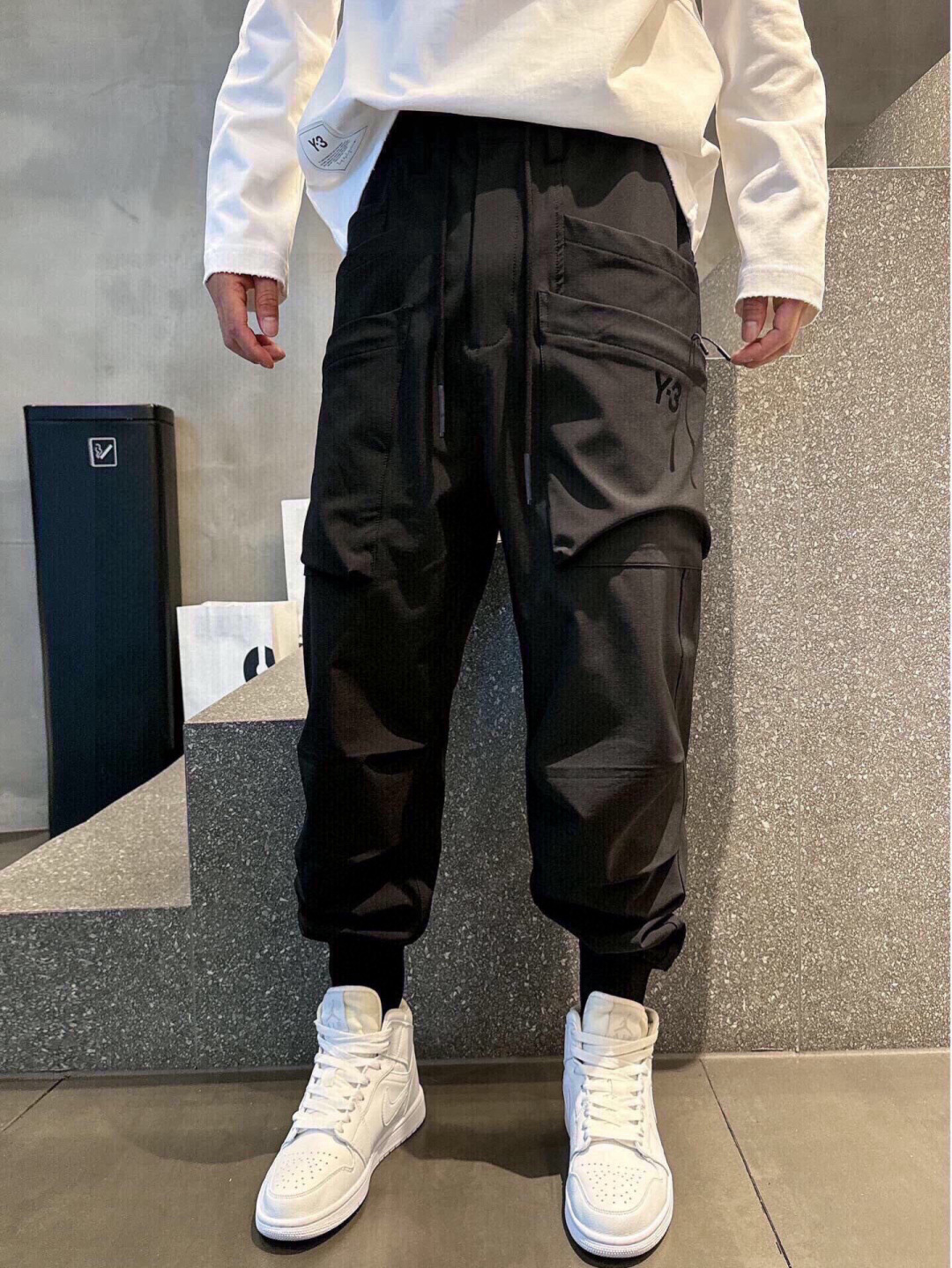 
春夏新款🌟 山本耀司Y-3机能多口袋设计束脚工装裤
将时尚与实用完美结合。这款裤子采用高品质面料，穿着