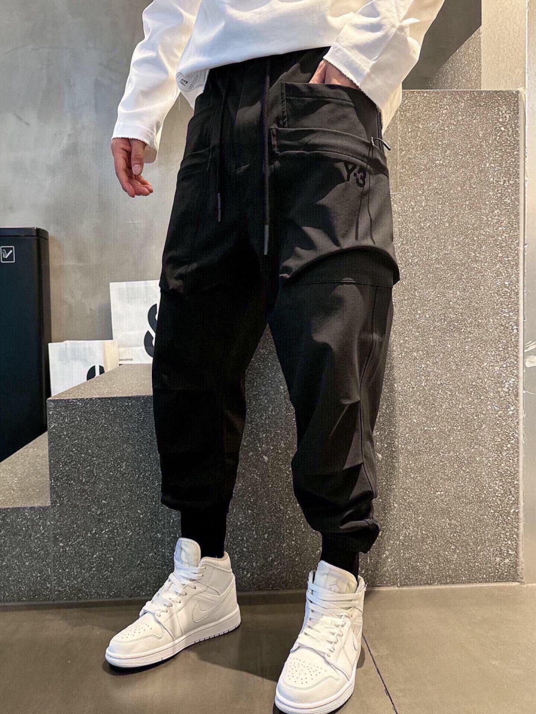 
春夏新款🌟 山本耀司Y-3机能多口袋设计束脚工装裤
将时尚与实用完美结合。这款裤子采用高品质面料，穿着