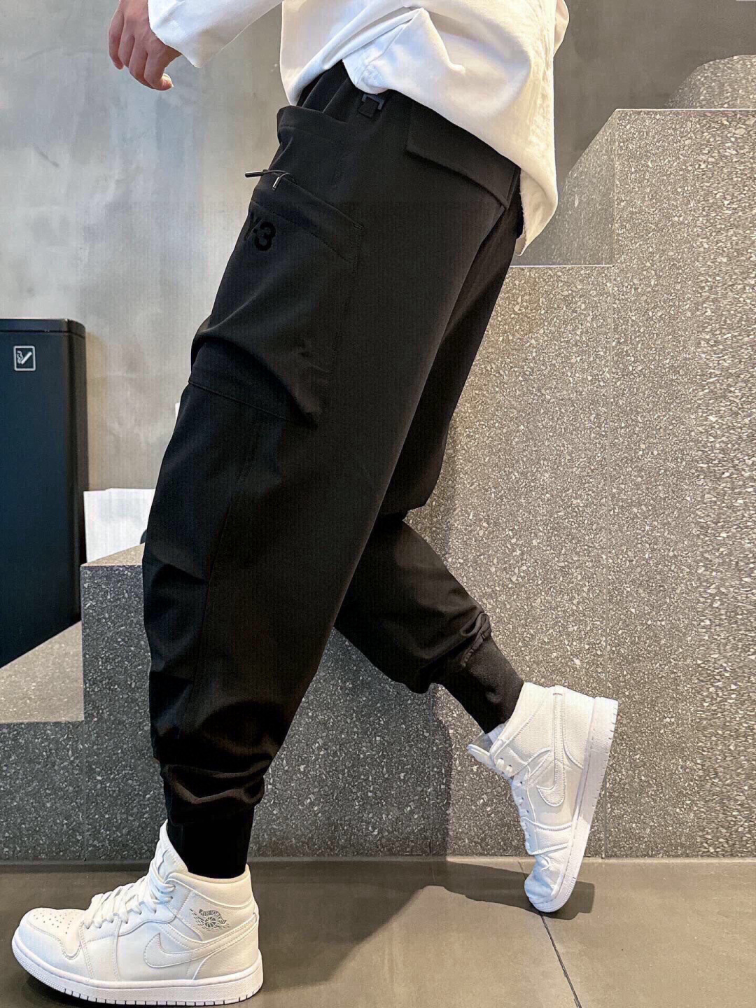 
春夏新款🌟 山本耀司Y-3机能多口袋设计束脚工装裤
将时尚与实用完美结合。这款裤子采用高品质面料，穿着