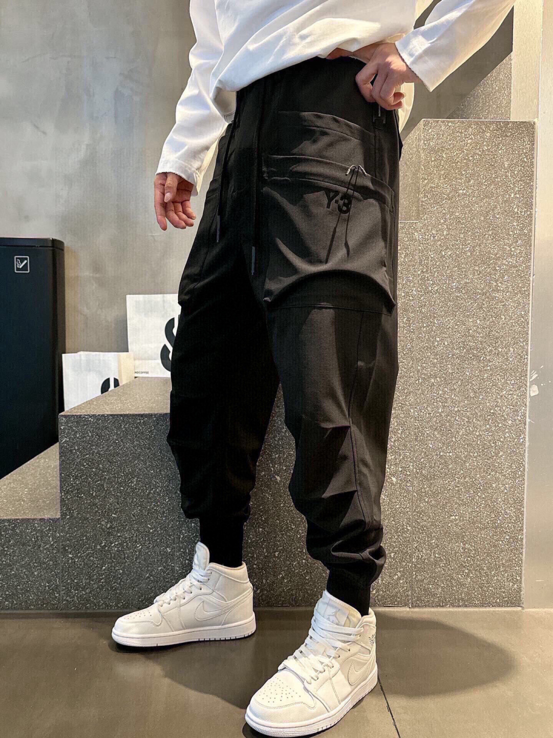 
春夏新款🌟 山本耀司Y-3机能多口袋设计束脚工装裤
将时尚与实用完美结合。这款裤子采用高品质面料，穿着