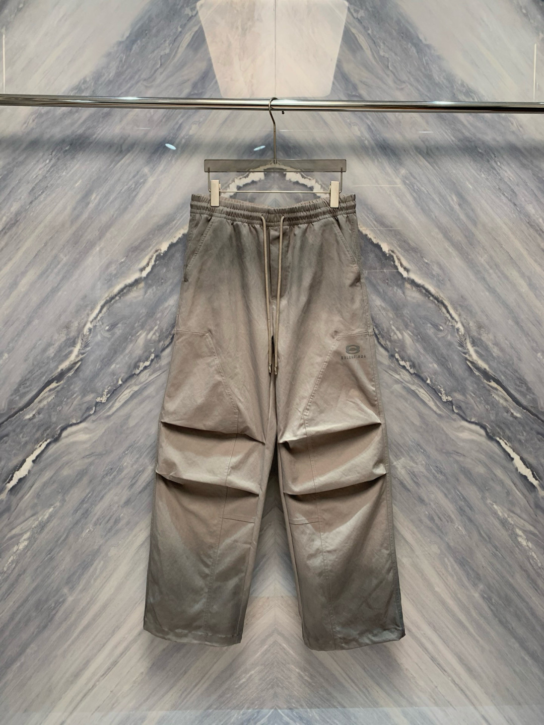  
巴黎家作为时尚界的佼佼者，始终以其前卫、独特的设计风格引领潮流。2025年，该品牌再度发力，推出柜台