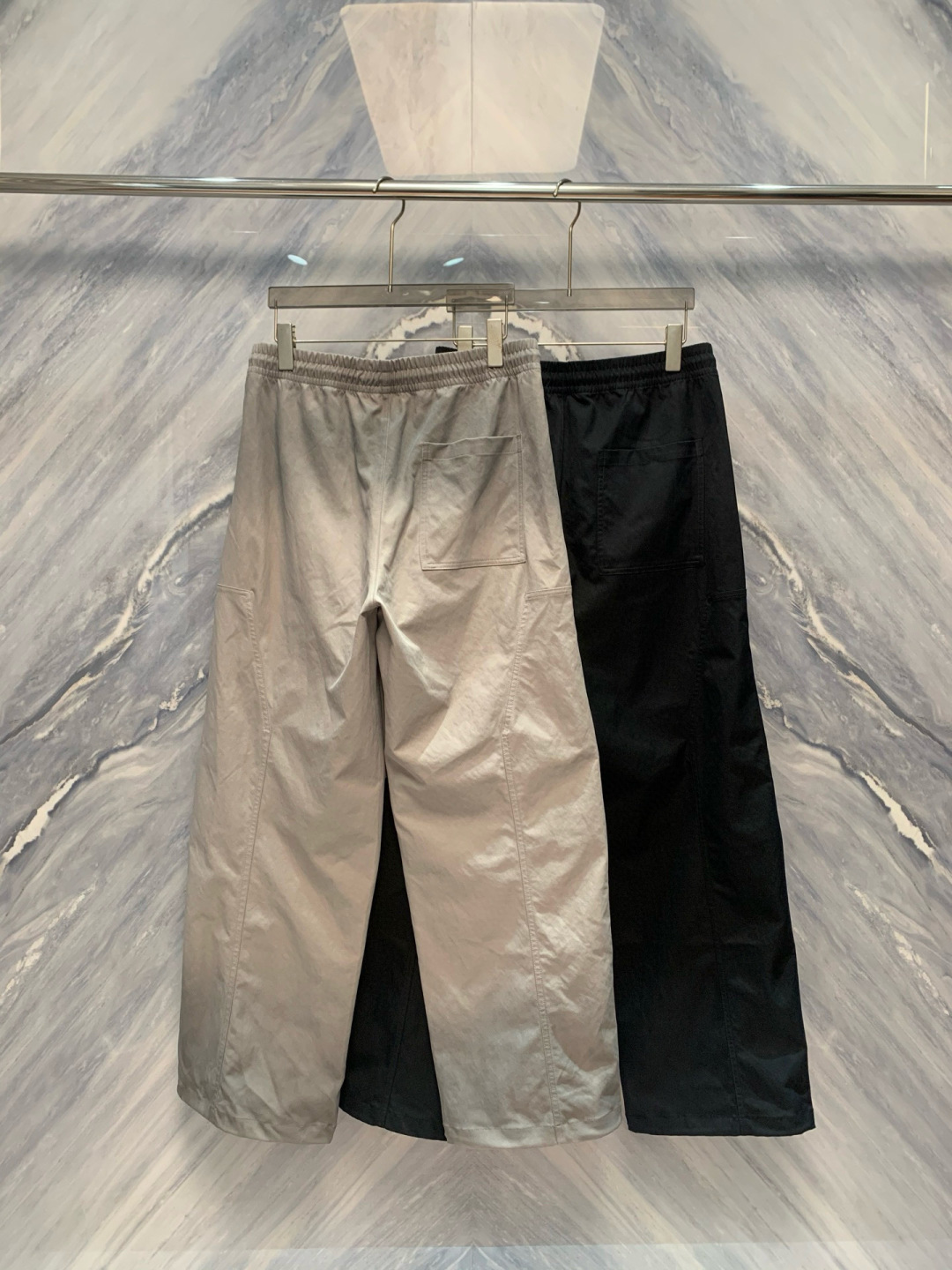  
巴黎家作为时尚界的佼佼者，始终以其前卫、独特的设计风格引领潮流。2025年，该品牌再度发力，推出柜台