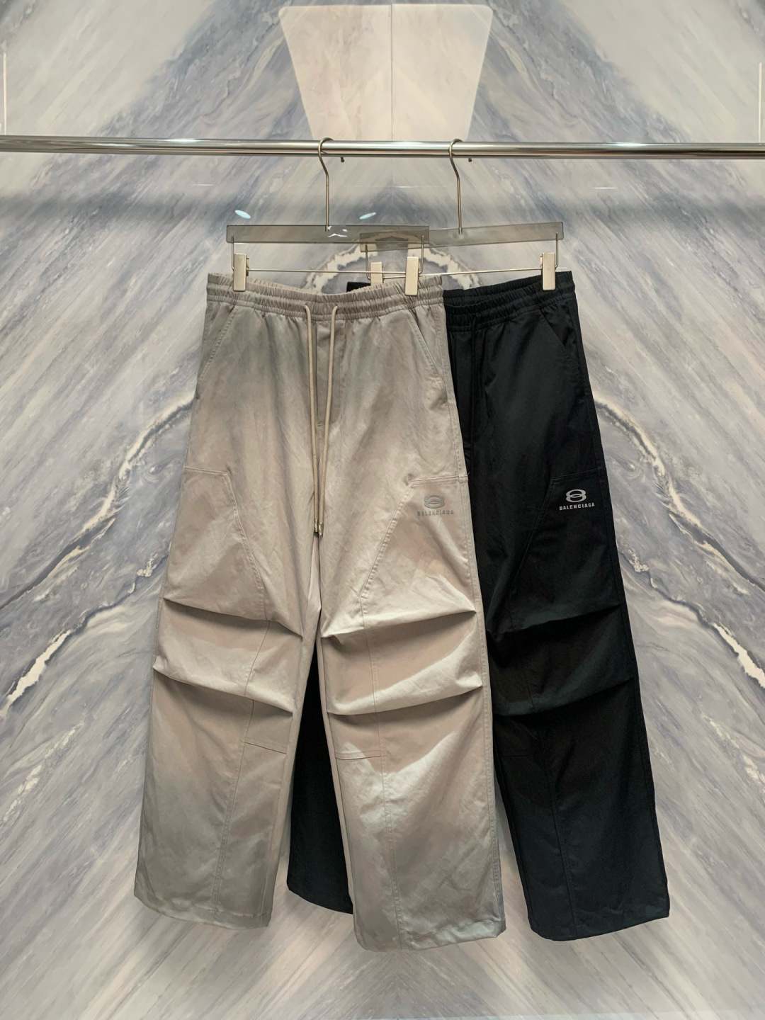  
巴黎家作为时尚界的佼佼者，始终以其前卫、独特的设计风格引领潮流。2025年，该品牌再度发力，推出柜台