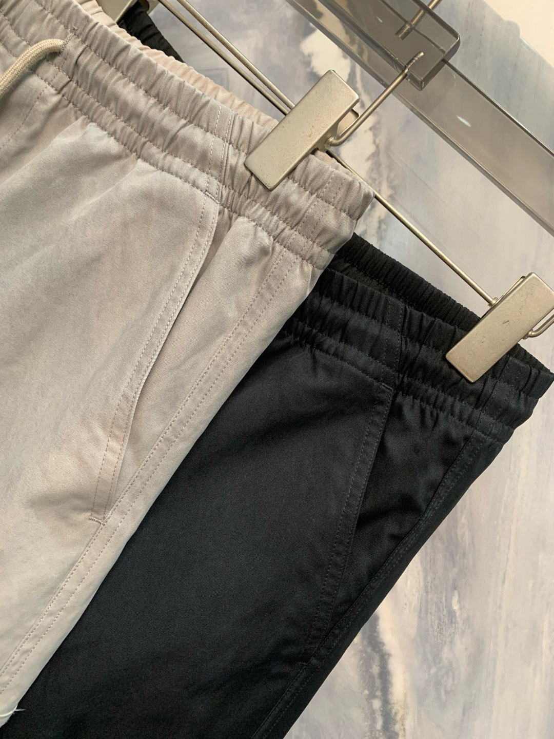  
巴黎家作为时尚界的佼佼者，始终以其前卫、独特的设计风格引领潮流。2025年，该品牌再度发力，推出柜台