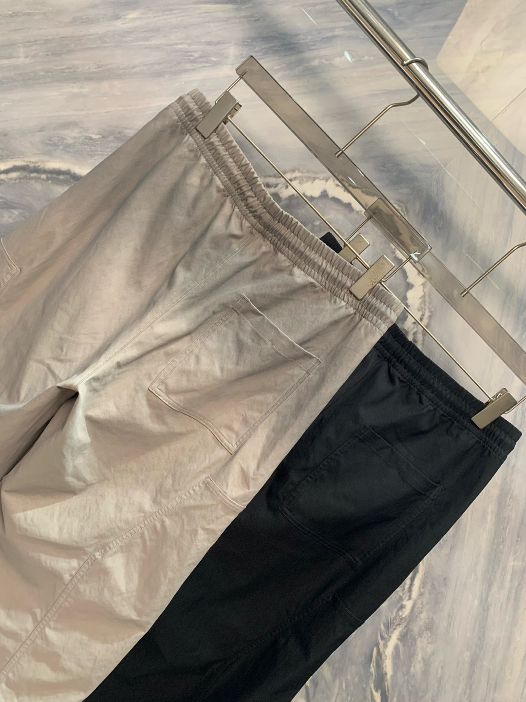  
巴黎家作为时尚界的佼佼者，始终以其前卫、独特的设计风格引领潮流。2025年，该品牌再度发力，推出柜台