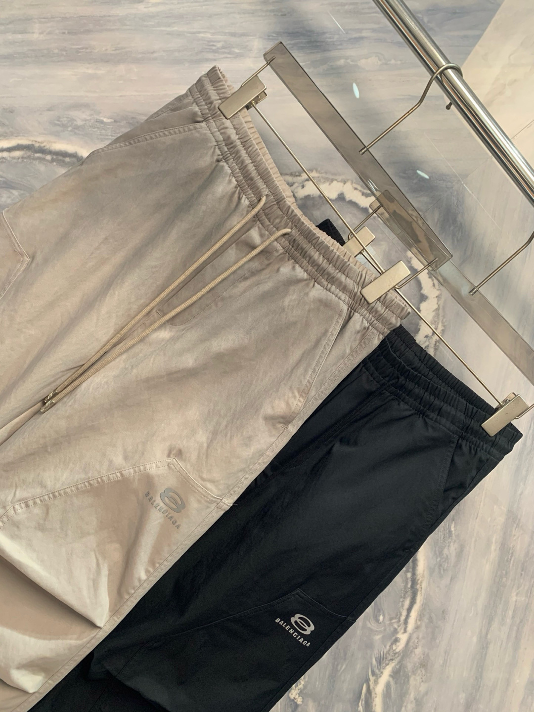  
巴黎家作为时尚界的佼佼者，始终以其前卫、独特的设计风格引领潮流。2025年，该品牌再度发力，推出柜台