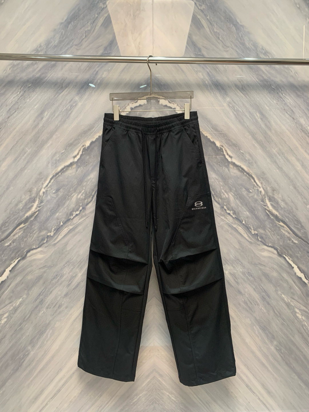  
巴黎家作为时尚界的佼佼者，始终以其前卫、独特的设计风格引领潮流。2025年，该品牌再度发力，推出柜台