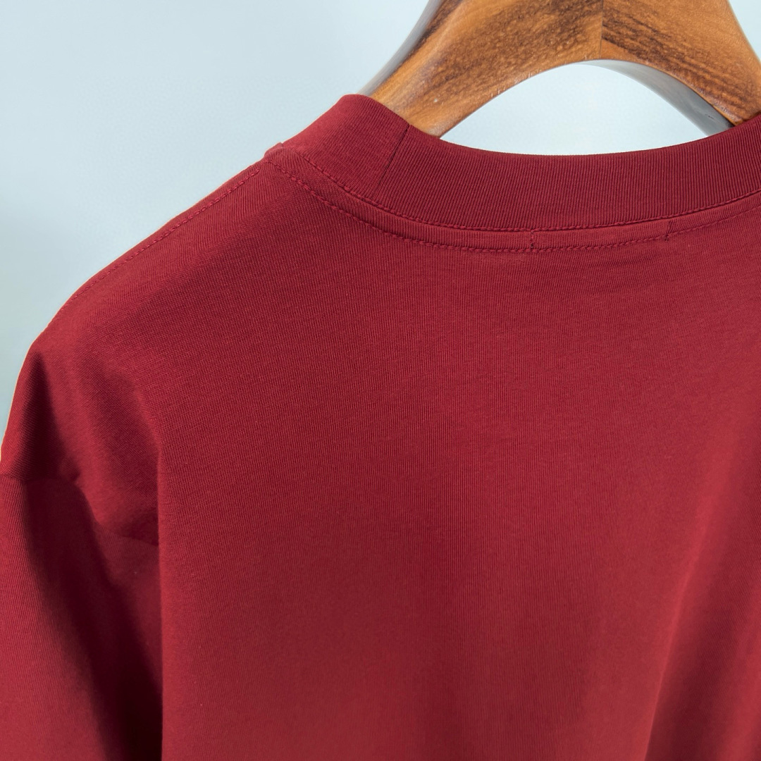 
GUCCI这次的夏季T恤真的绝！胸前印胶logo超显眼，质感满满👍。纯棉材质亲肤透气，夏天穿超舒服🌞。