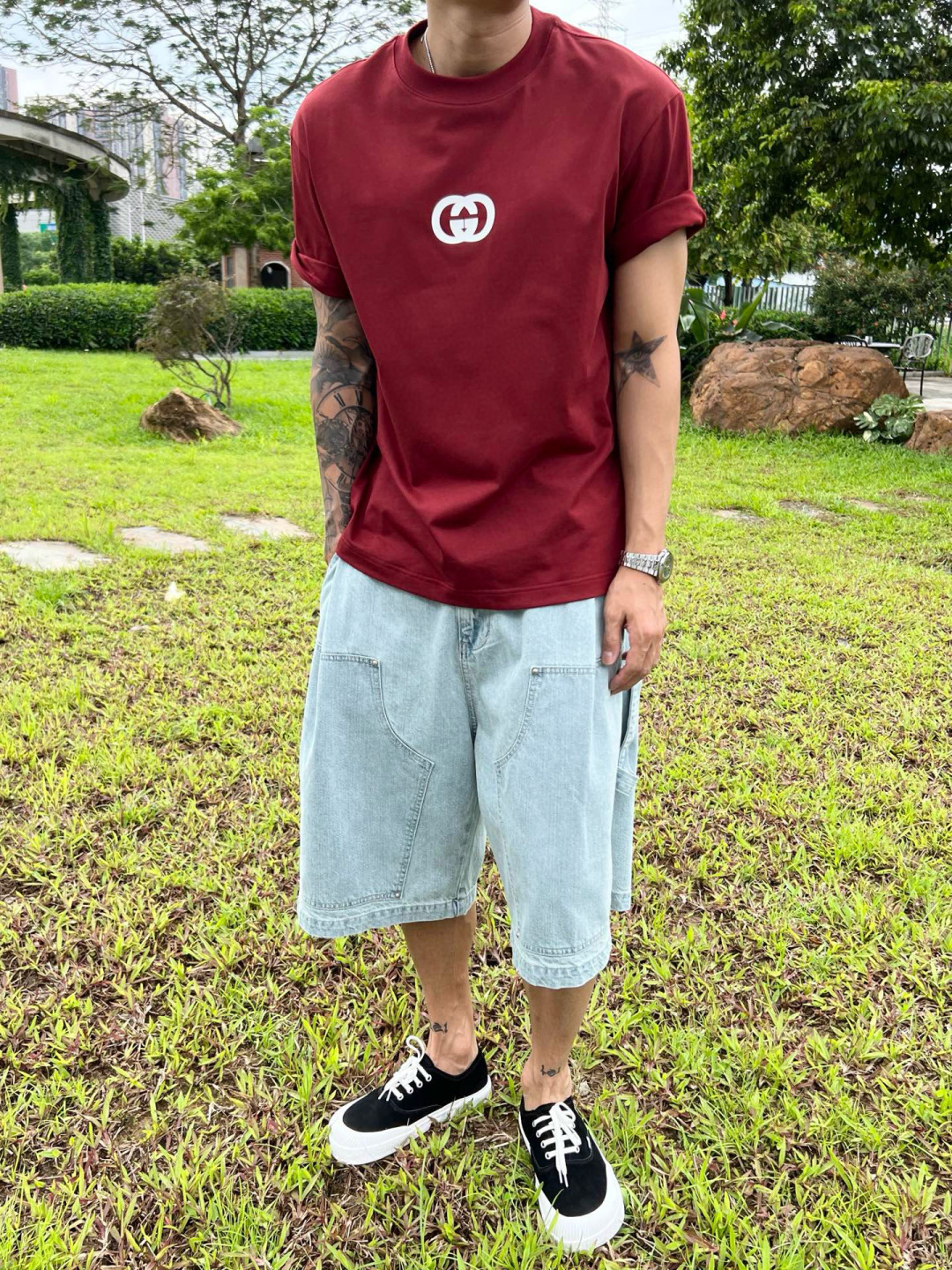 
GUCCI这次的夏季T恤真的绝！胸前印胶logo超显眼，质感满满👍。纯棉材质亲肤透气，夏天穿超舒服🌞。