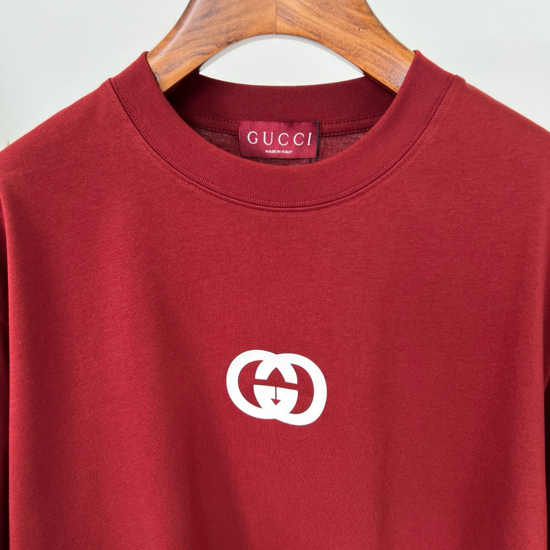 
GUCCI这次的夏季T恤真的绝！胸前印胶logo超显眼，质感满满👍。纯棉材质亲肤透气，夏天穿超舒服🌞。