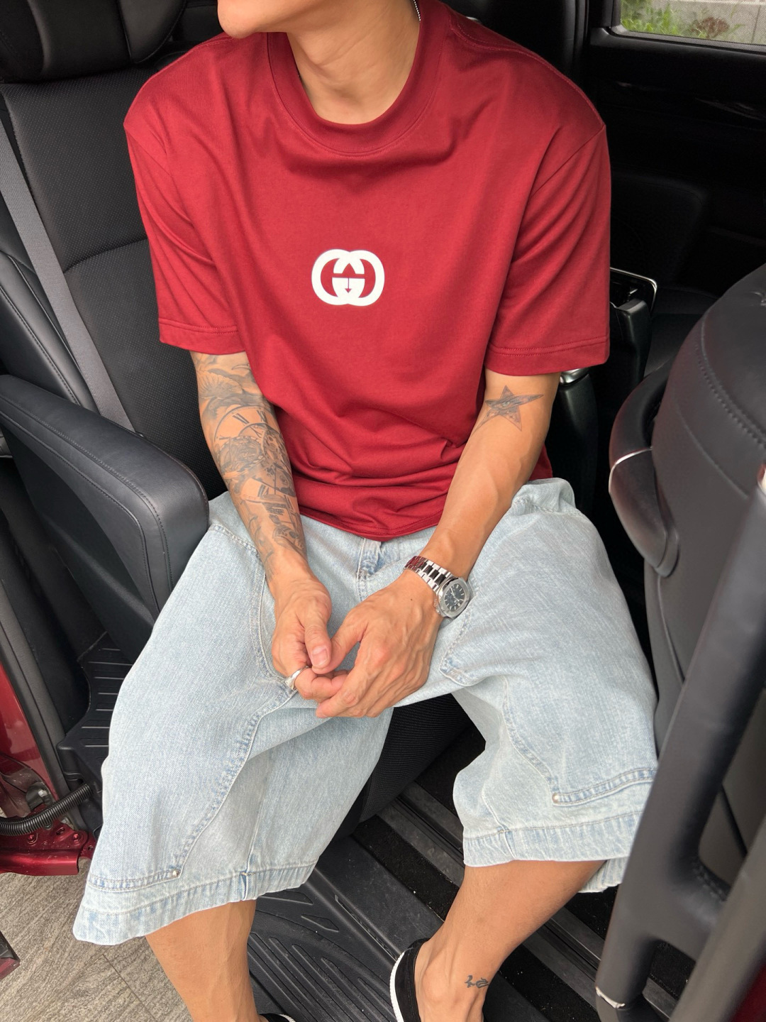 
GUCCI这次的夏季T恤真的绝！胸前印胶logo超显眼，质感满满👍。纯棉材质亲肤透气，夏天穿超舒服🌞。