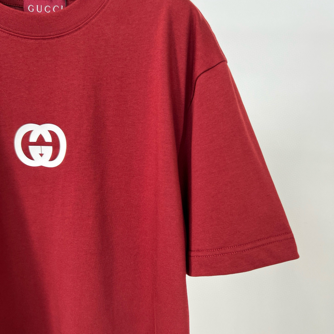 
GUCCI这次的夏季T恤真的绝！胸前印胶logo超显眼，质感满满👍。纯棉材质亲肤透气，夏天穿超舒服🌞。