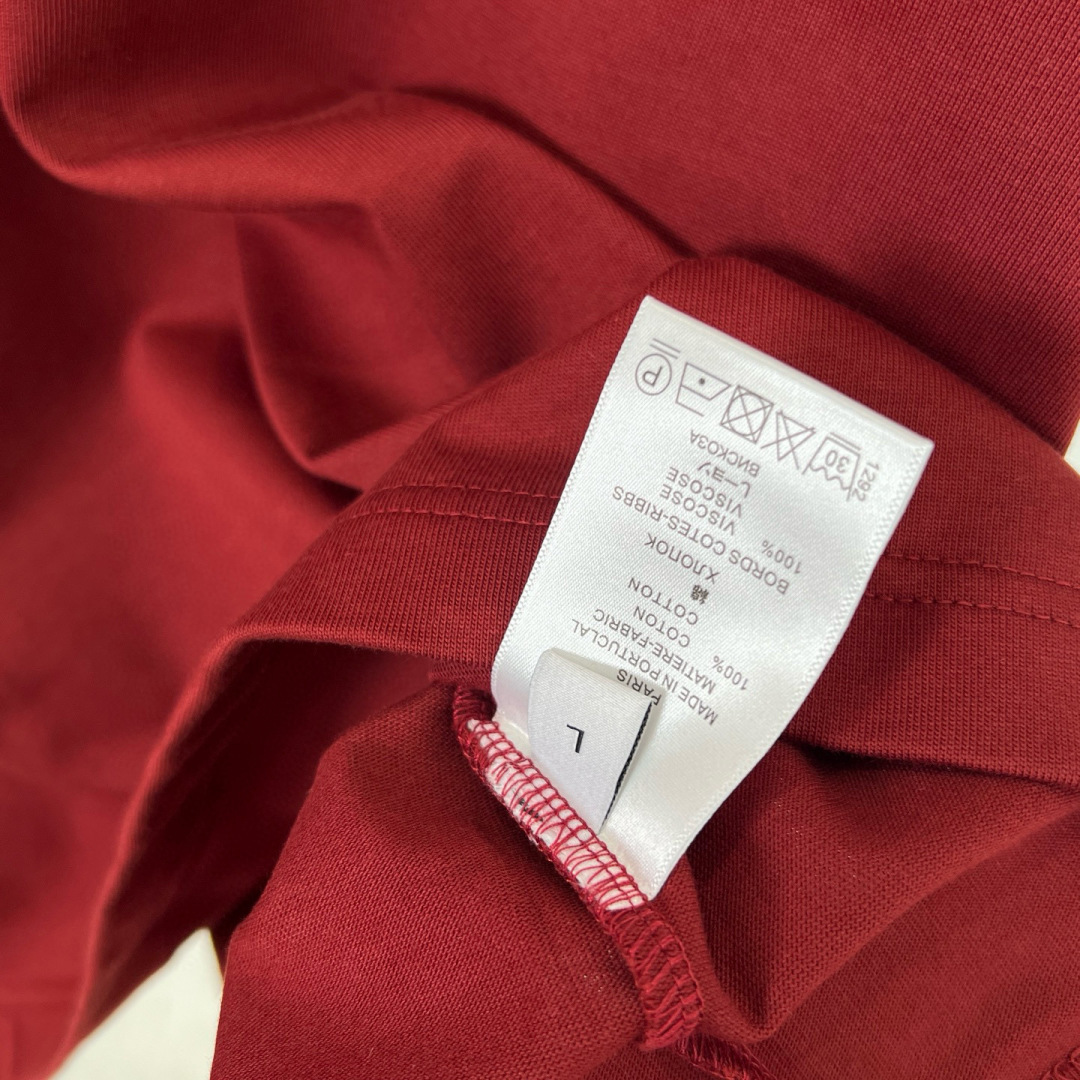 
GUCCI这次的夏季T恤真的绝！胸前印胶logo超显眼，质感满满👍。纯棉材质亲肤透气，夏天穿超舒服🌞。