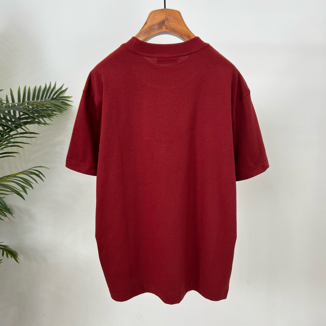 
GUCCI这次的夏季T恤真的绝！胸前印胶logo超显眼，质感满满👍。纯棉材质亲肤透气，夏天穿超舒服🌞。