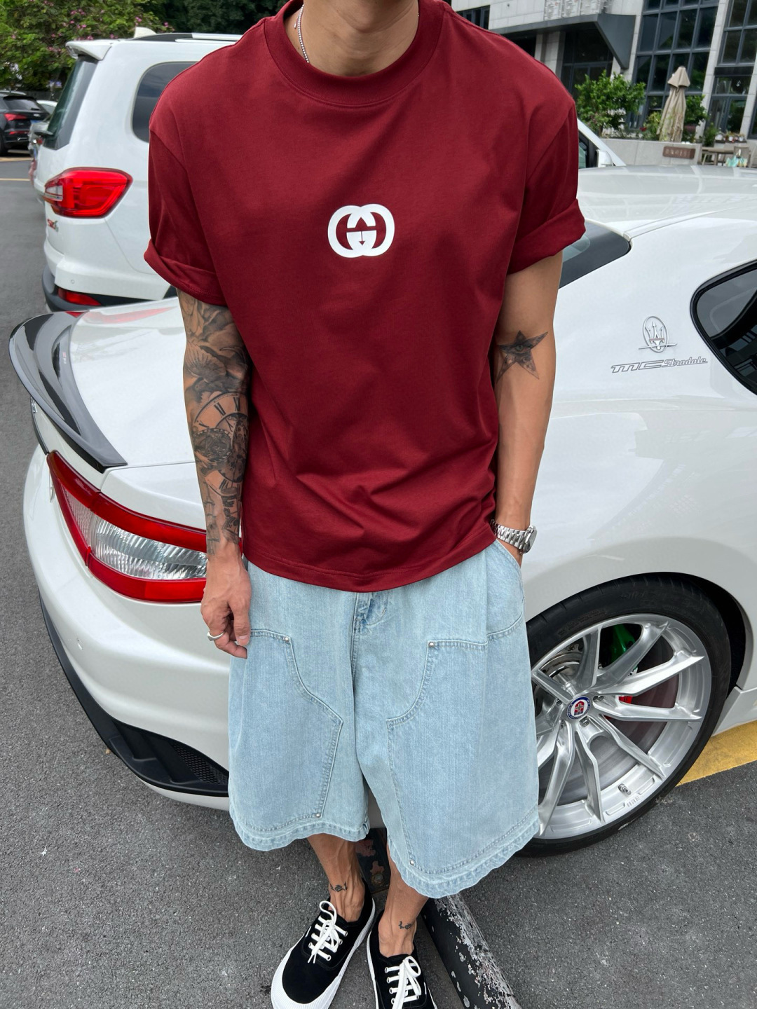 
GUCCI这次的夏季T恤真的绝！胸前印胶logo超显眼，质感满满👍。纯棉材质亲肤透气，夏天穿超舒服🌞。