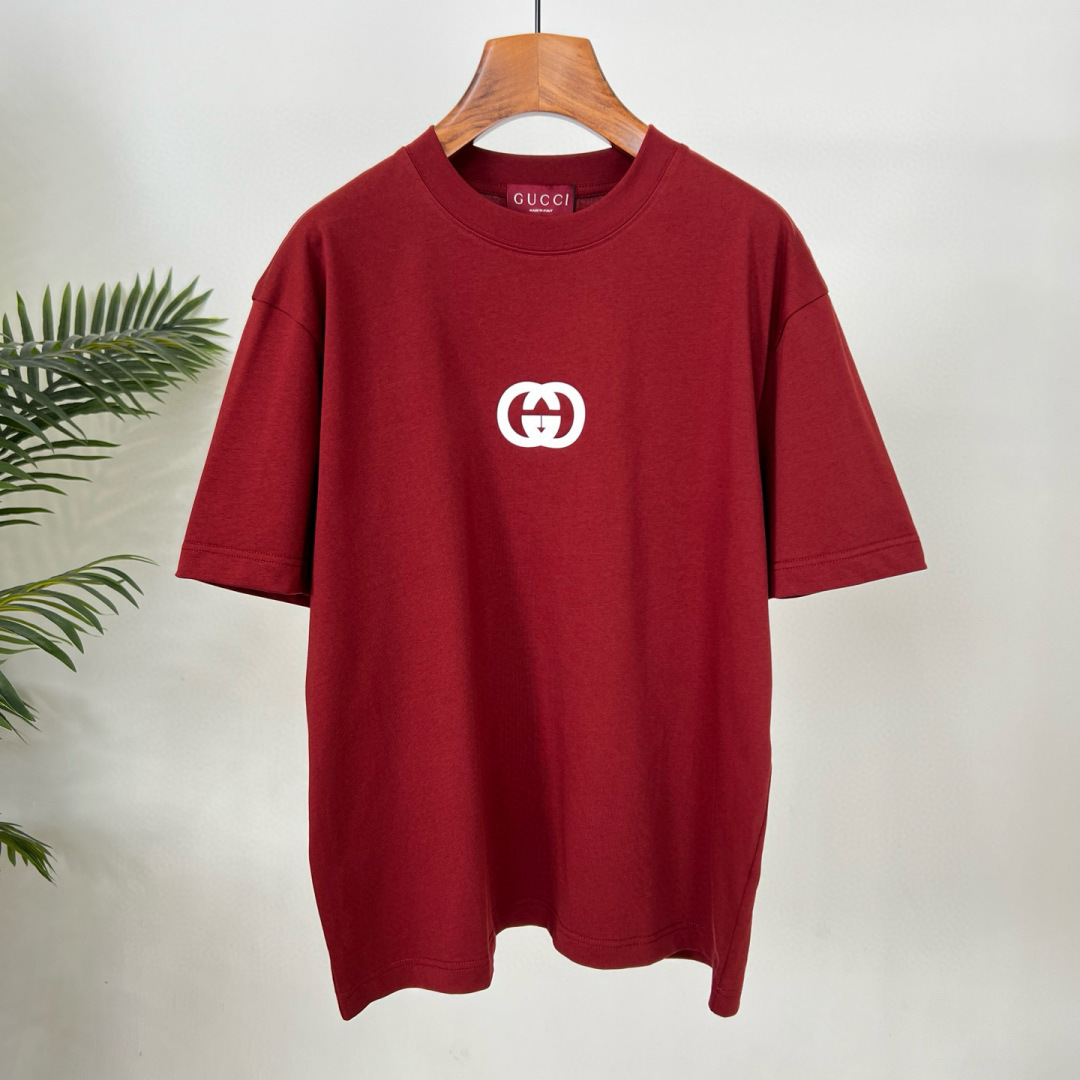 
GUCCI这次的夏季T恤真的绝！胸前印胶logo超显眼，质感满满👍。纯棉材质亲肤透气，夏天穿超舒服🌞。