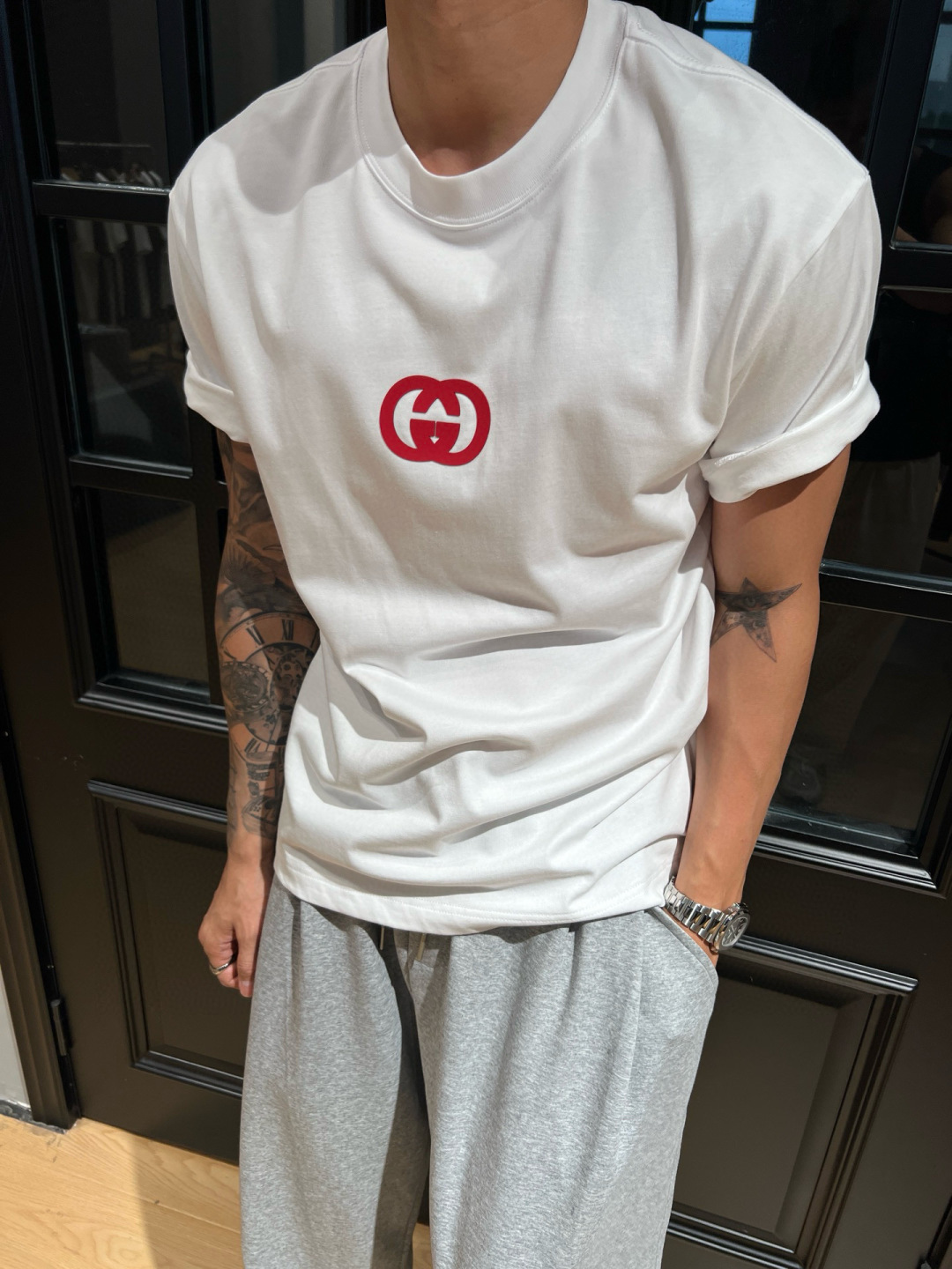 
GUCCI这次的夏季T恤真的绝！胸前印胶logo超显眼，质感满满👍。纯棉材质亲肤透气，夏天穿超舒服🌞。