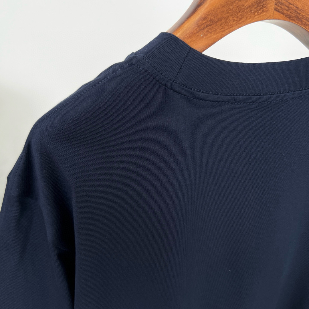 
GUCCI这次的夏季T恤真的绝！胸前印胶logo超显眼，质感满满👍。纯棉材质亲肤透气，夏天穿超舒服🌞。