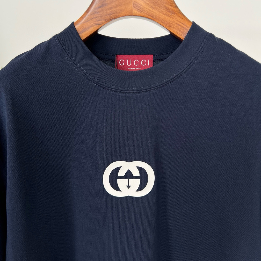 
GUCCI这次的夏季T恤真的绝！胸前印胶logo超显眼，质感满满👍。纯棉材质亲肤透气，夏天穿超舒服🌞。