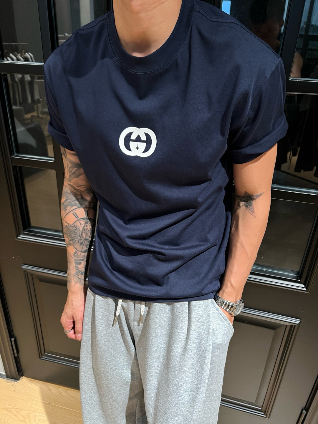 
GUCCI这次的夏季T恤真的绝！胸前印胶logo超显眼，质感满满👍。纯棉材质亲肤透气，夏天穿超舒服🌞。