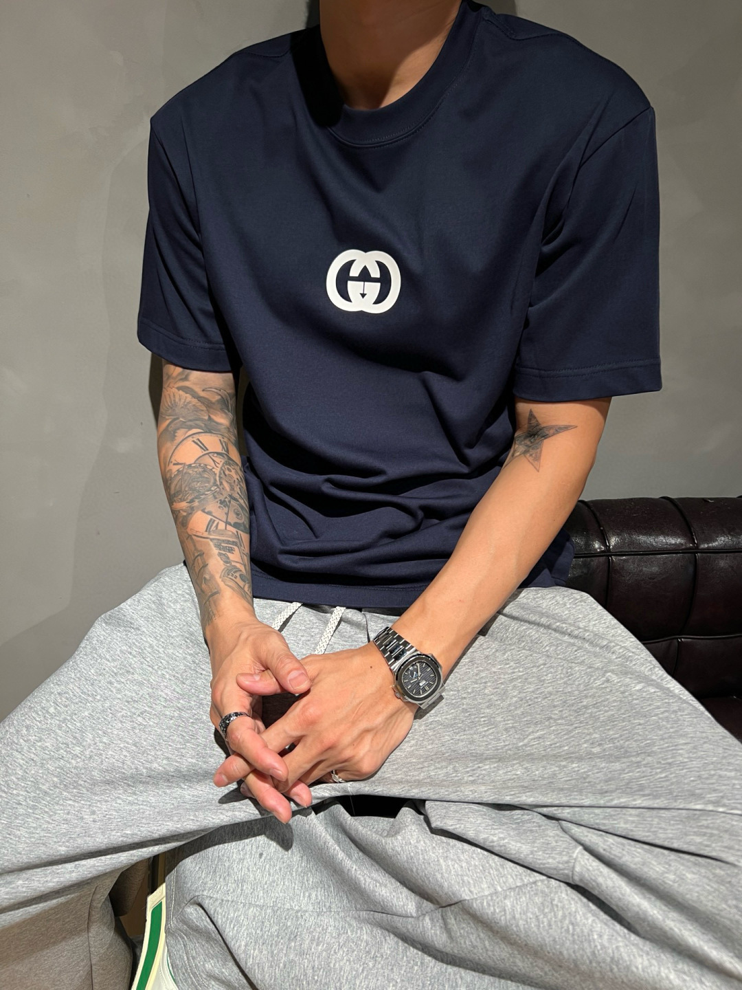 
GUCCI这次的夏季T恤真的绝！胸前印胶logo超显眼，质感满满👍。纯棉材质亲肤透气，夏天穿超舒服🌞。