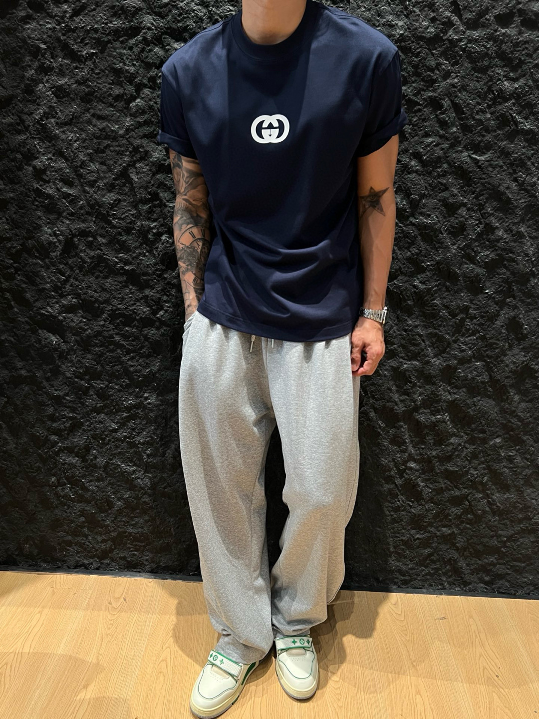 
GUCCI这次的夏季T恤真的绝！胸前印胶logo超显眼，质感满满👍。纯棉材质亲肤透气，夏天穿超舒服🌞。