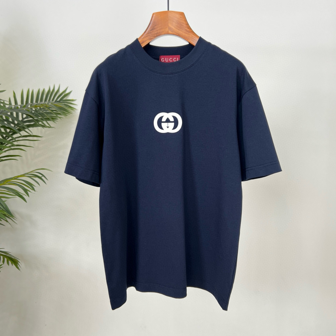 
GUCCI这次的夏季T恤真的绝！胸前印胶logo超显眼，质感满满👍。纯棉材质亲肤透气，夏天穿超舒服🌞。